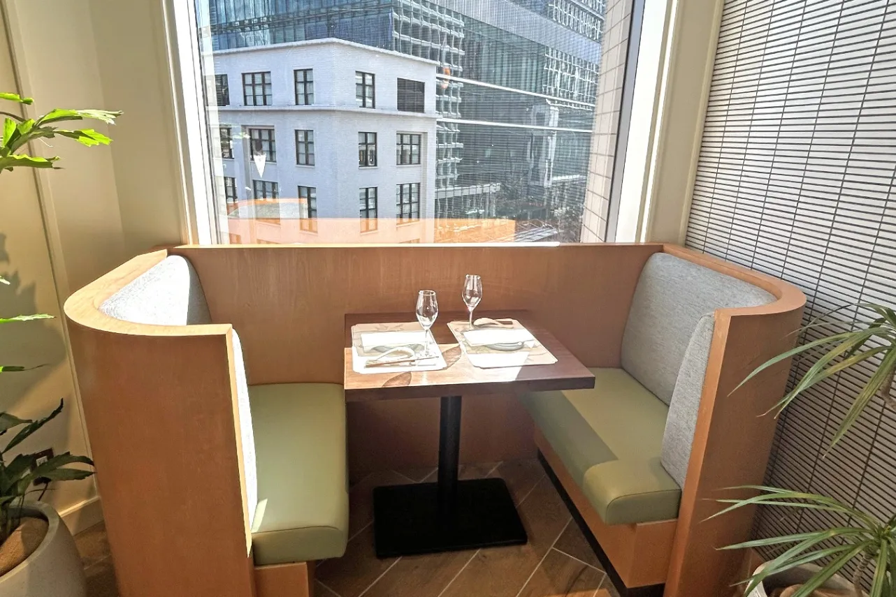 ▲デートにピッタリな2名席（撮影：レッツエンジョイ東京編集部）