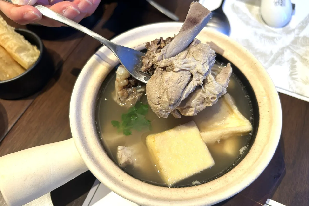 ▲豚肉のうま味が溶け込んだスープ（撮影：レッツエンジョイ東京編集部）