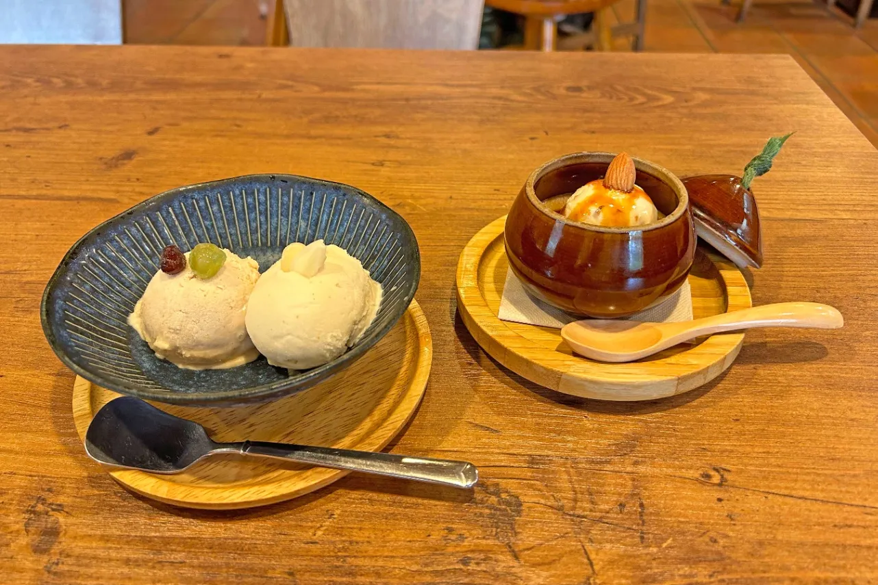 ▲写真左「アイスクリーム2種盛り（きなこアイス、味噌アイス）」（400円）、写真右「ツボに入った味噌プリン」（470円）