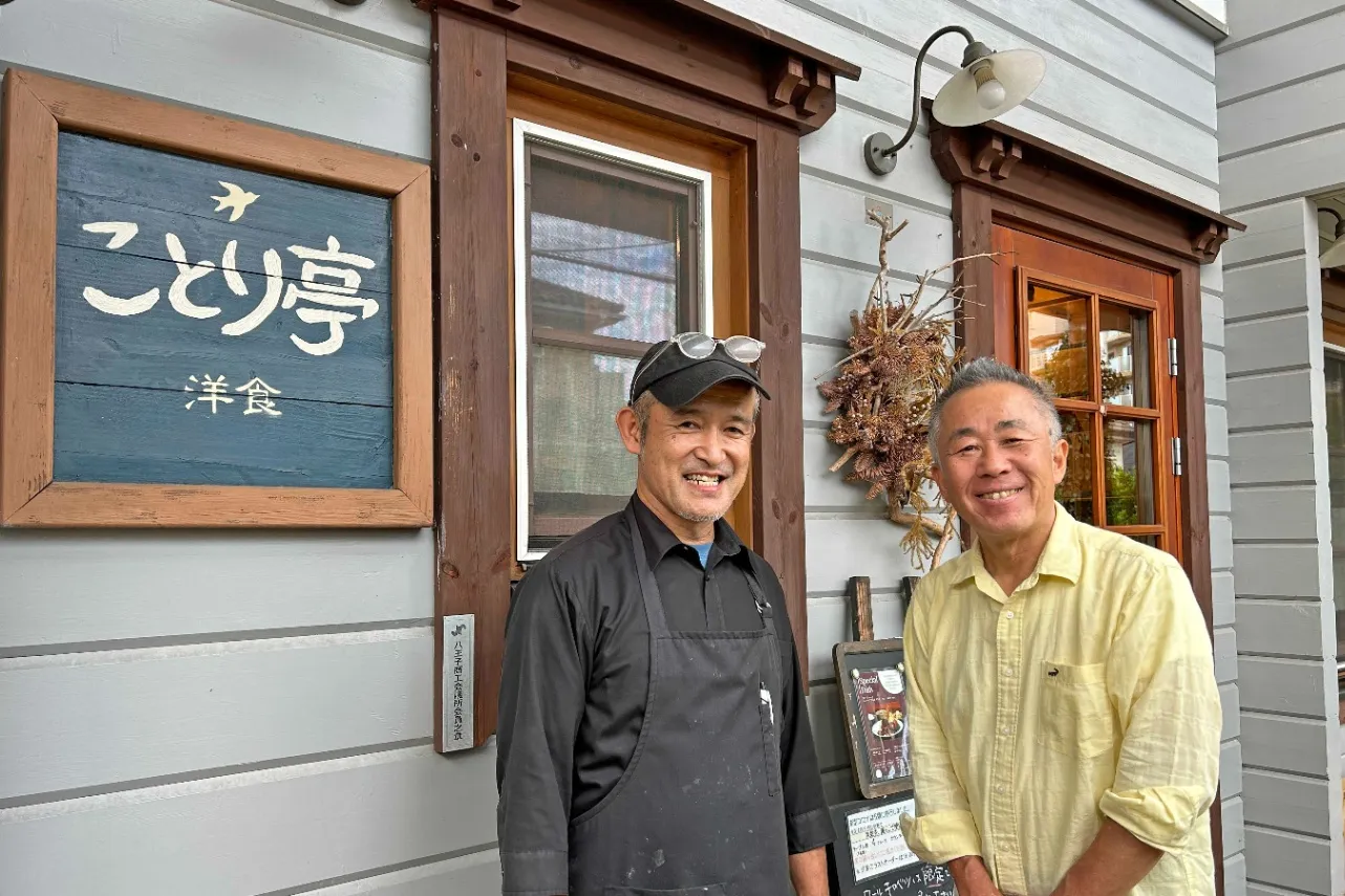 ▲左：オーナーシェフの買田さん、右：筆者