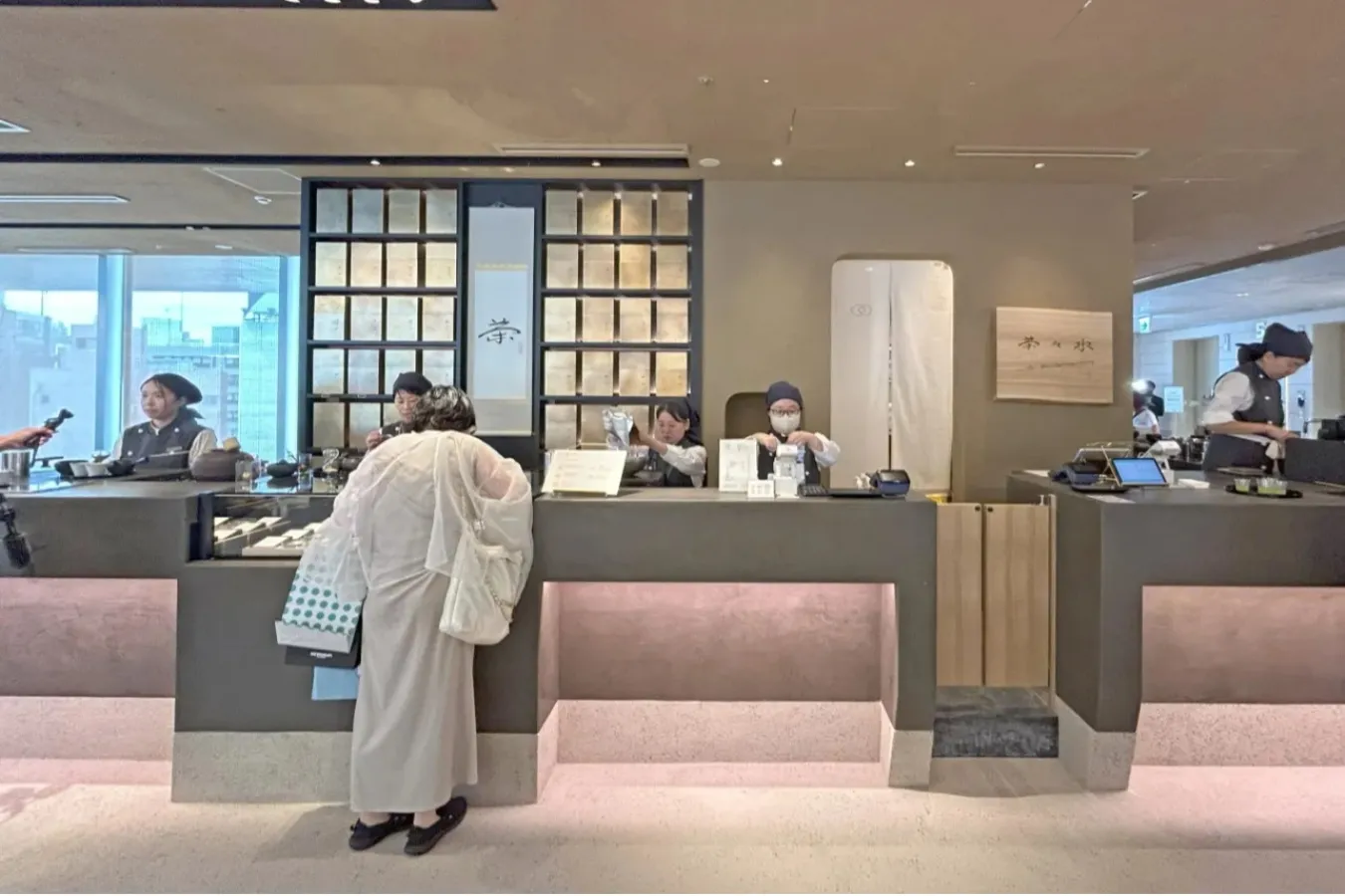 ▲お茶の香ばしい香りが漂う店先