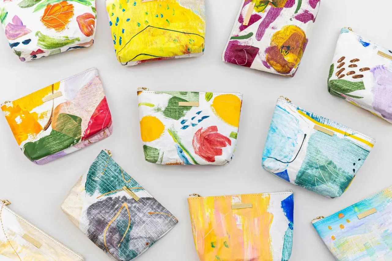 ▲「印刷ではなく手描き（一点もの）のポーチ」（4,950円）アーティスト：鈴木真里奈など