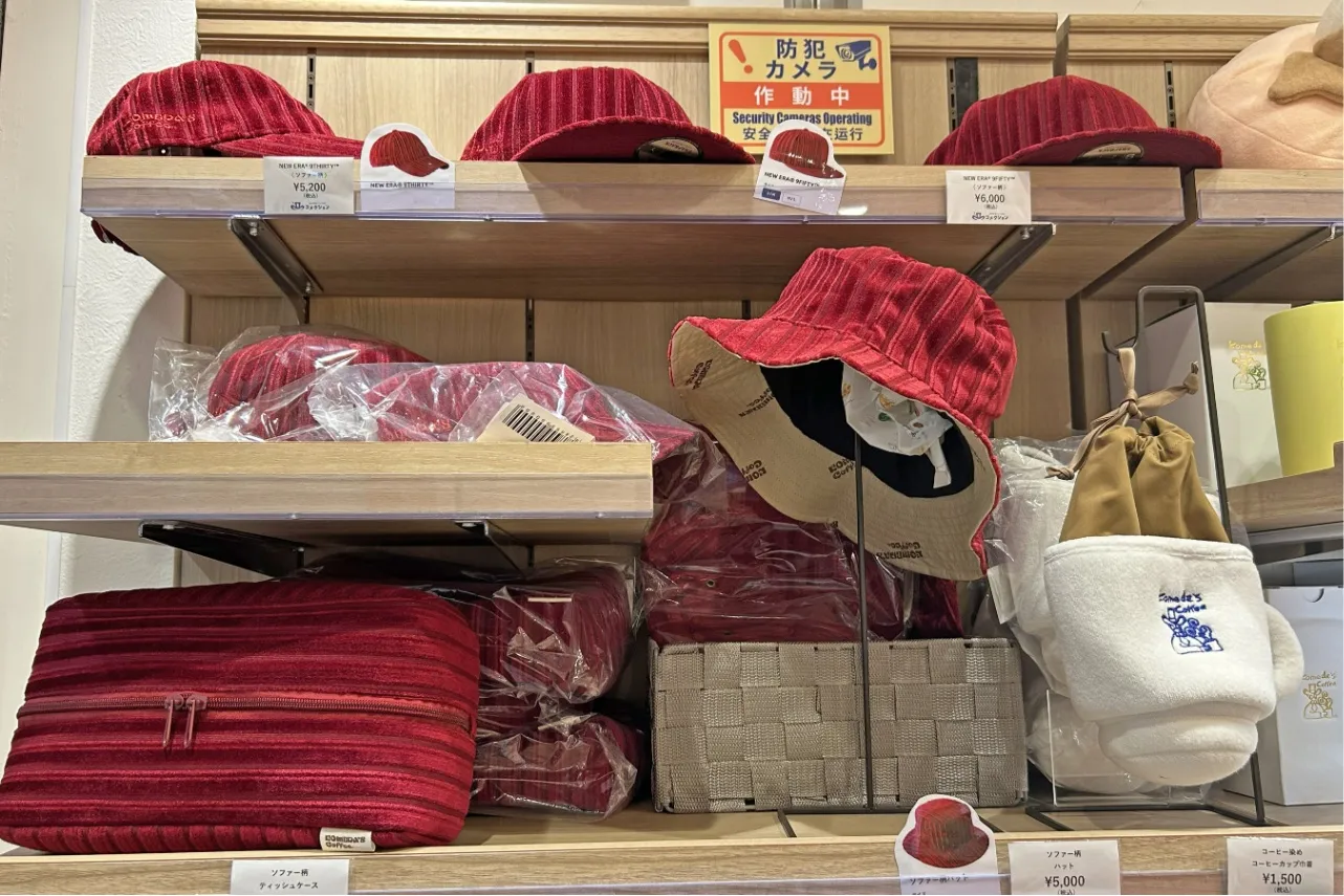 ▲ソファー柄を用いたグッズ（撮影：レッツエンジョイ東京編集部）