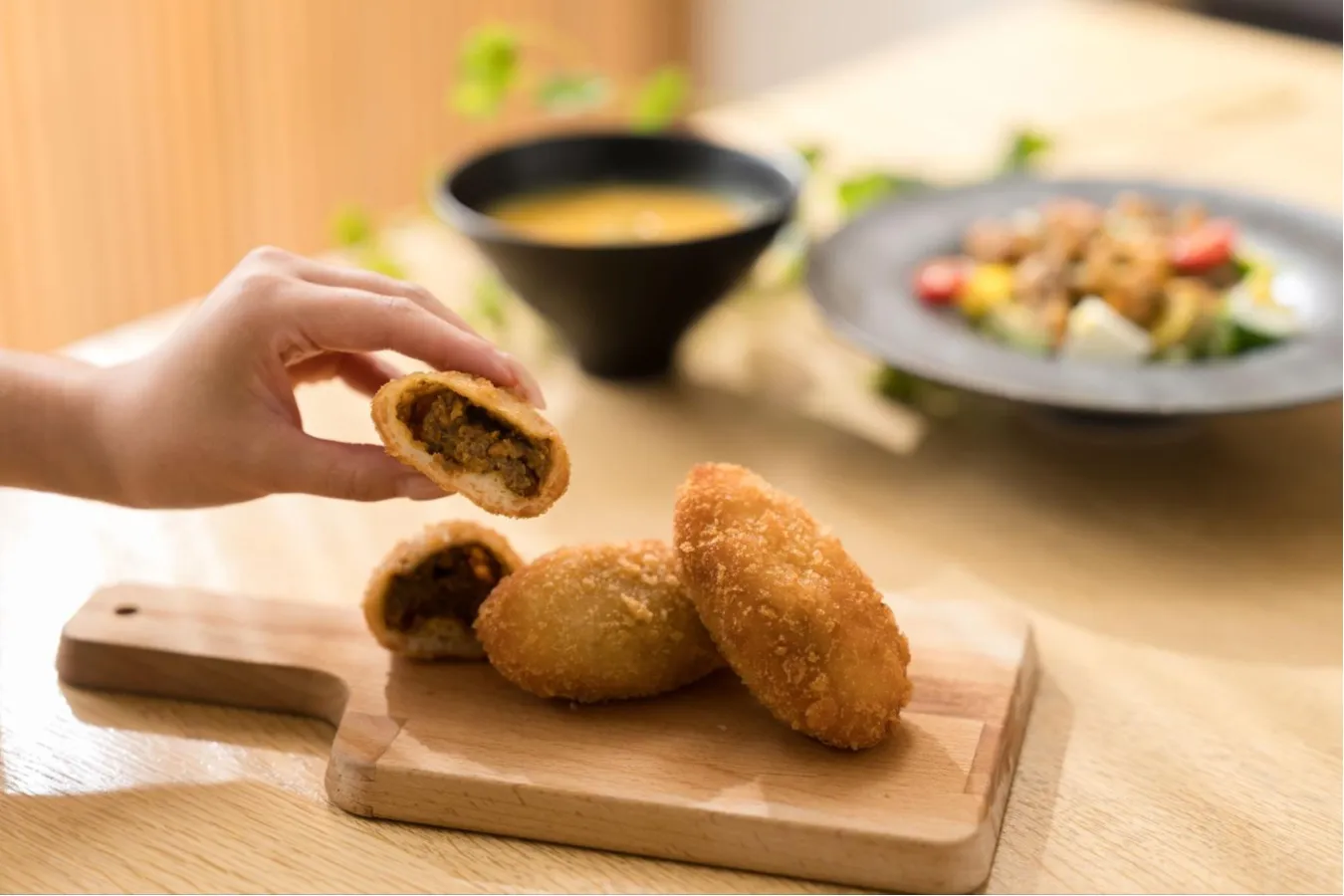 ▲「薄皮カレーパン」
