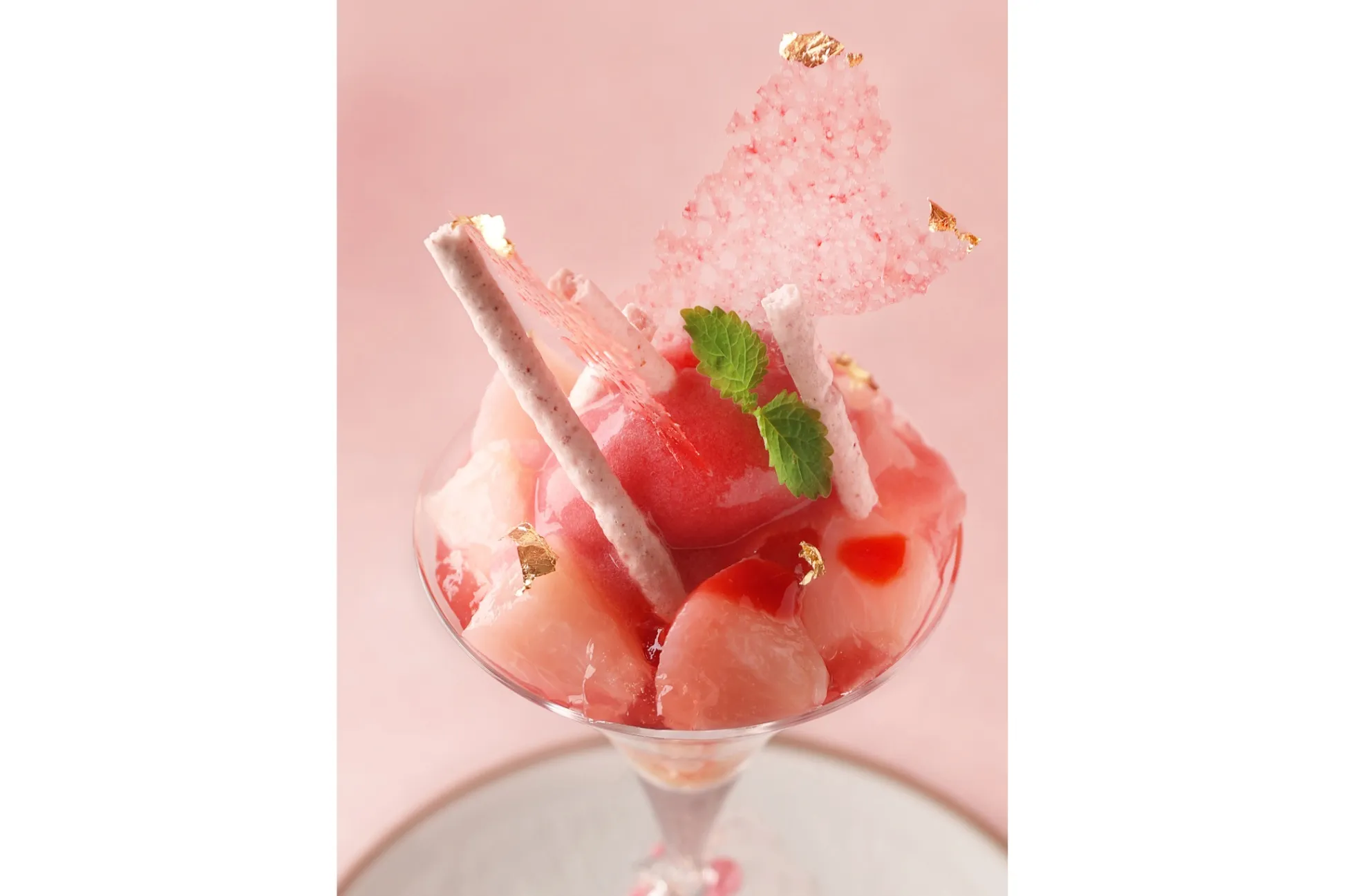 桃1玉分を使用！贅沢な桃パフェが登場「ル カフェ ドゥ ジョエル・ロブション」で