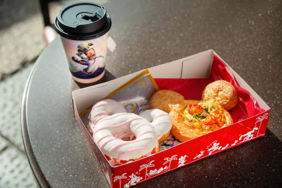 ▲「ストロベリードーナツ」(写真中 単品800円、ソフトドリンクセット1,020円)、「チキンマヨネーズデニッシュ」(写真左 360円)