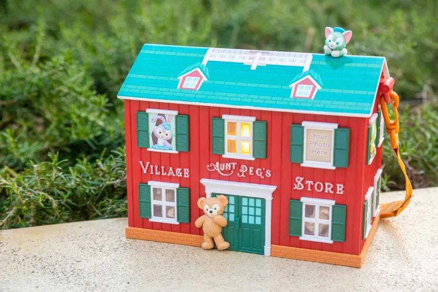 ▲「アーント・ペグズ・ヴィレッジストア」をモチーフにダッフィー＆フレンズが勢ぞろい。「ポップコーン バケット付き」（3,400円）