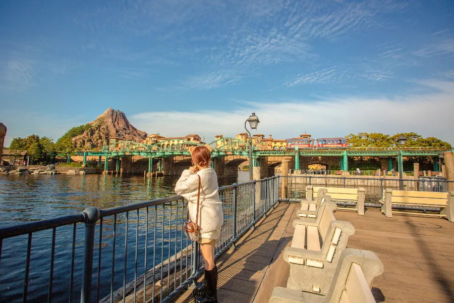 ▲「レストラン櫻」の横道を入ったところにあるベンチスペースは、空いていることの多い穴場休憩スポット♪