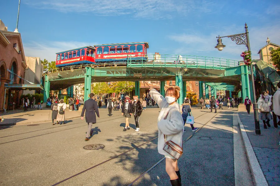 ▲移動もアトラクションを有効活用。アメリカンウォーターフロントとポートディスカバリーをつなぐ「エレクトリックレールウェイ」