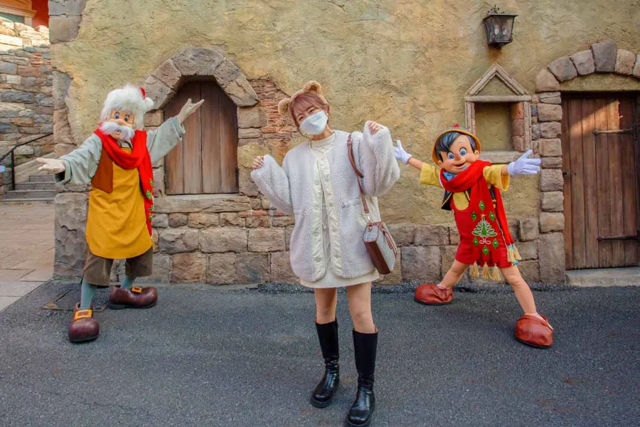 ▲ピノキオの物語の舞台はイタリア。「ピノキオはポルト・パラディーゾエリアにしか現れないといわれています。会えてうれしい！」（中島）