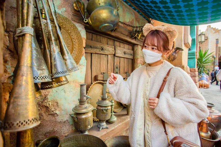 ▲アグラバーの街には鍛冶屋さんや食器店などさまざまなお店をモチーフにしたスポットが。アラビアの市場に訪れたような一枚が撮れます