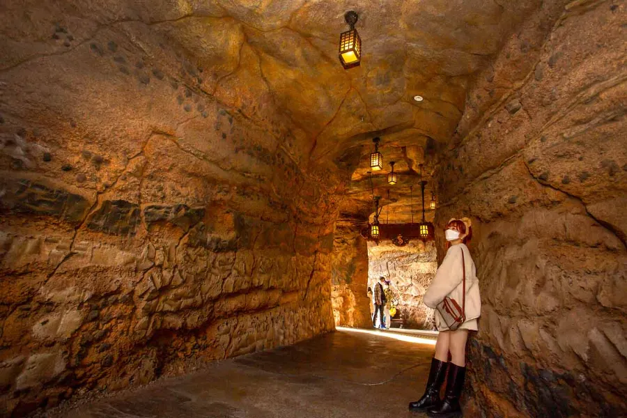 ▲プロメテウス火山の中は、薄っすらとライトに照らされ雰囲気バツグン