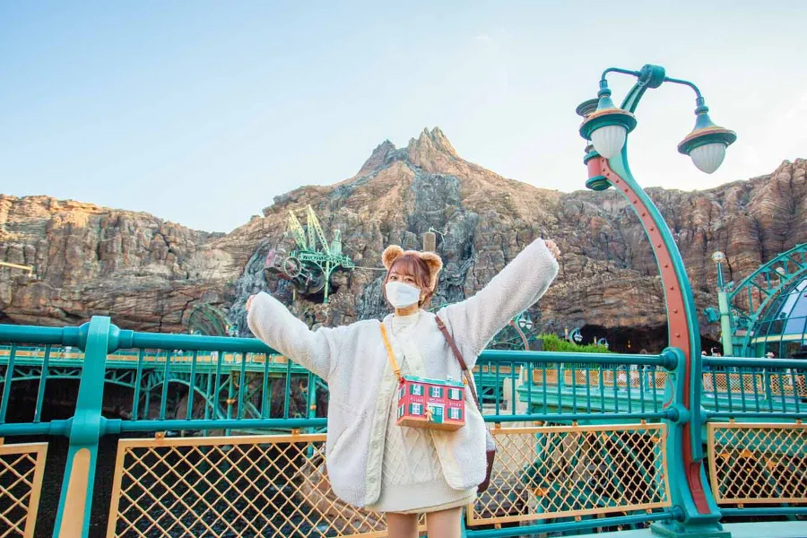 ▲ミステリアスアイランド内から火山を背景に1枚！