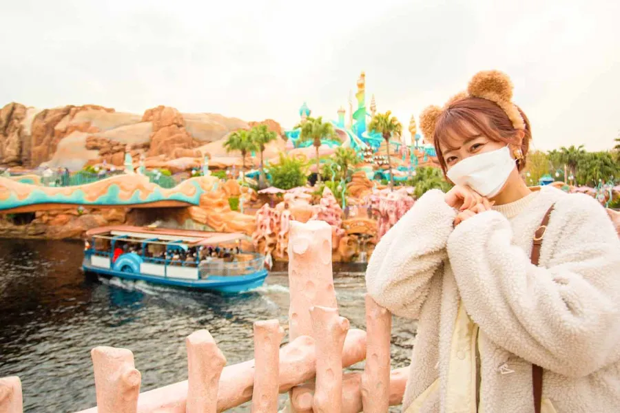 ▲「マーメイドラグーン」の定番フォトスポット。ちょうど「トランジット・スチーマーライン」が通りがかったところでパシャリ