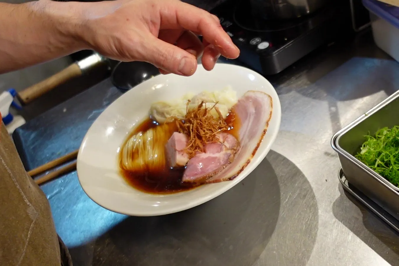 ▲どんぶりの真ん中に置かれているのが「フライドえのき」