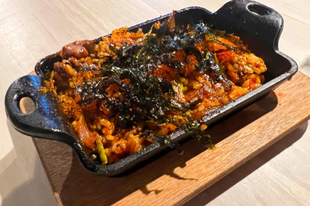 ▲チュクミのソースを鉄板で炒飯仕立てにすれば「チュクミのポックンパ」に。