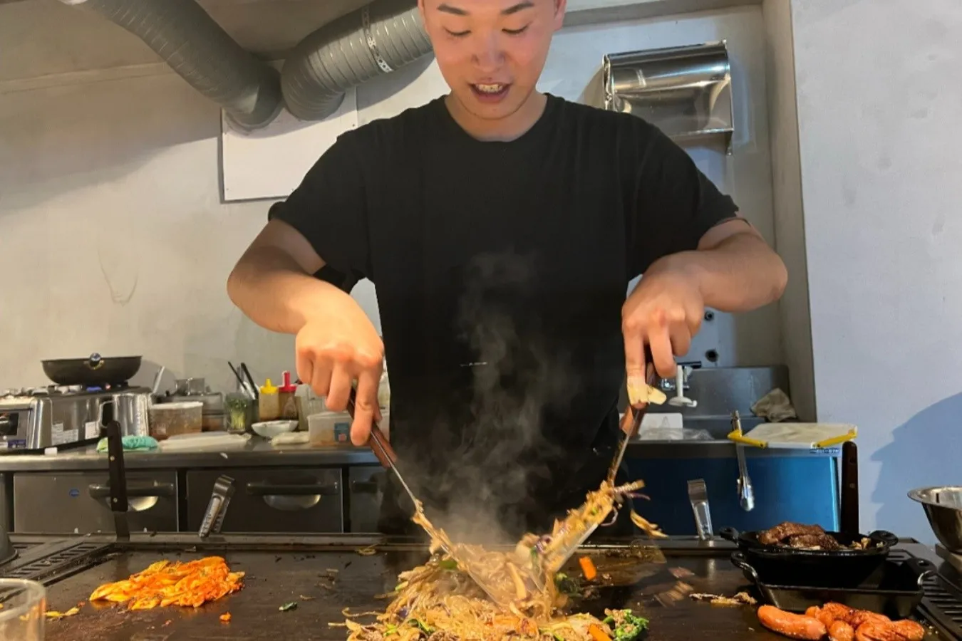 ▲目の前の鉄板でチャプチェを炒める倉石店長。