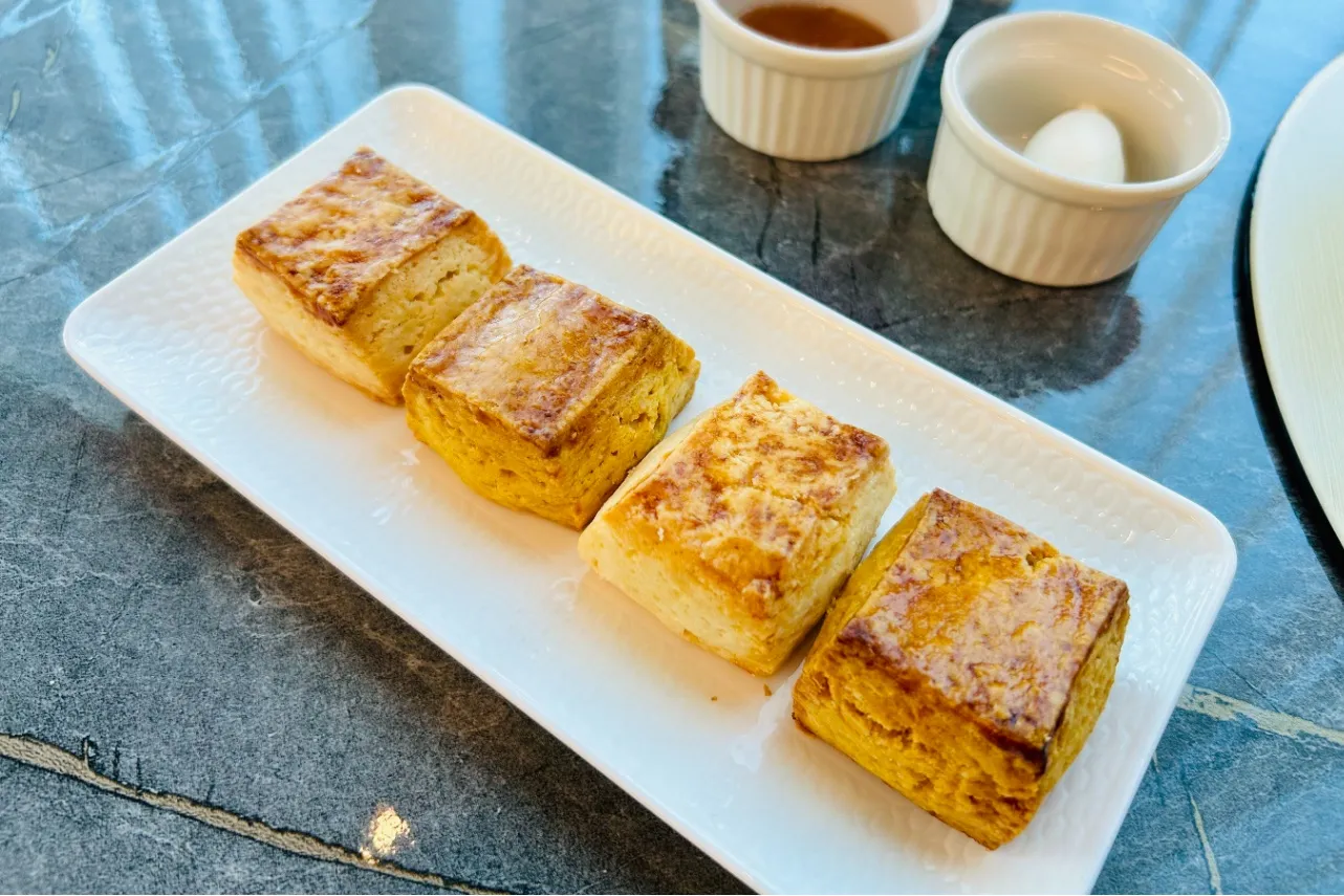 ▲「プレーンスコーン、パンプキンスコーン、クロテッドクリーム、いちじくジャムを添えて」（撮影：レッツエンジョイ東京編集部）