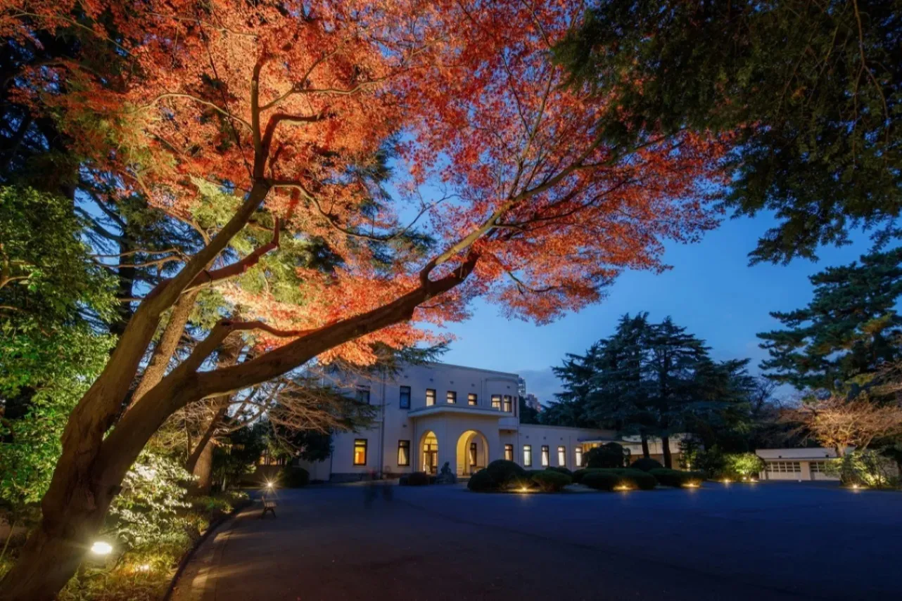 ▲東京都庭園美術館　紅葉シーズンの景観（画像提供：東京都庭園美術館）