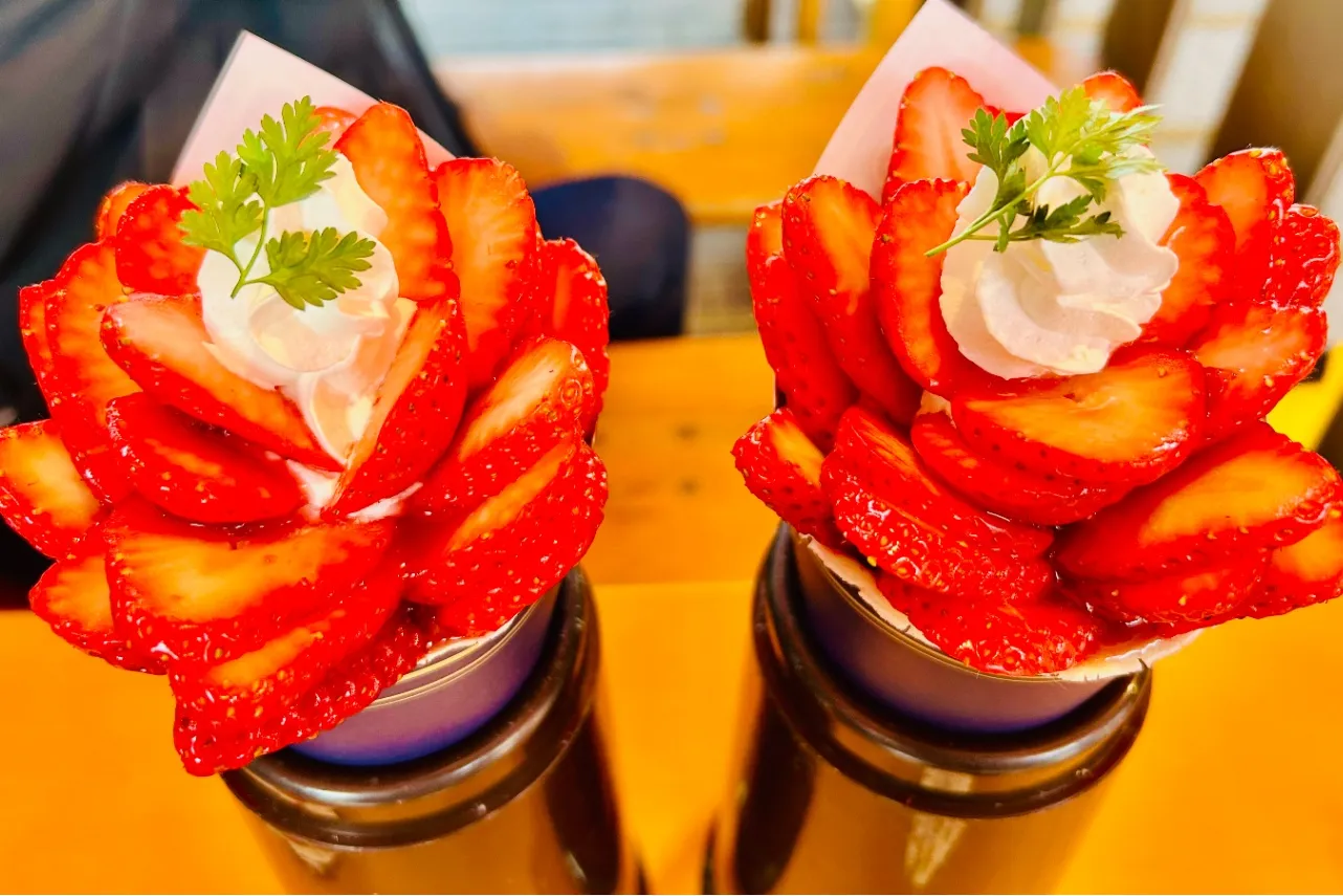 ▲兵庫の人気店「39Café」の看板商品「プレミアムいちごクレープ」（1,900円）（撮影：レッツエンジョイ東京編集部）