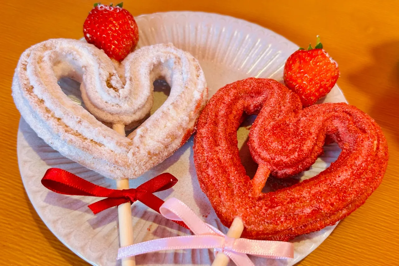▲「ハート形の米粉チュロス〜苺のせ〜」（1,000円）（撮影：レッツエンジョイ東京編集部）
