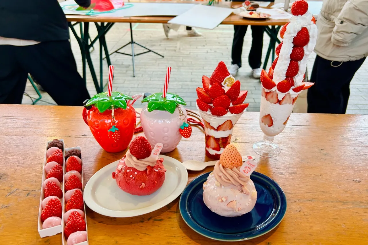 ▲映え必至！多種多様ないちごメニュー（撮影：レッツエンジョイ東京編集部）