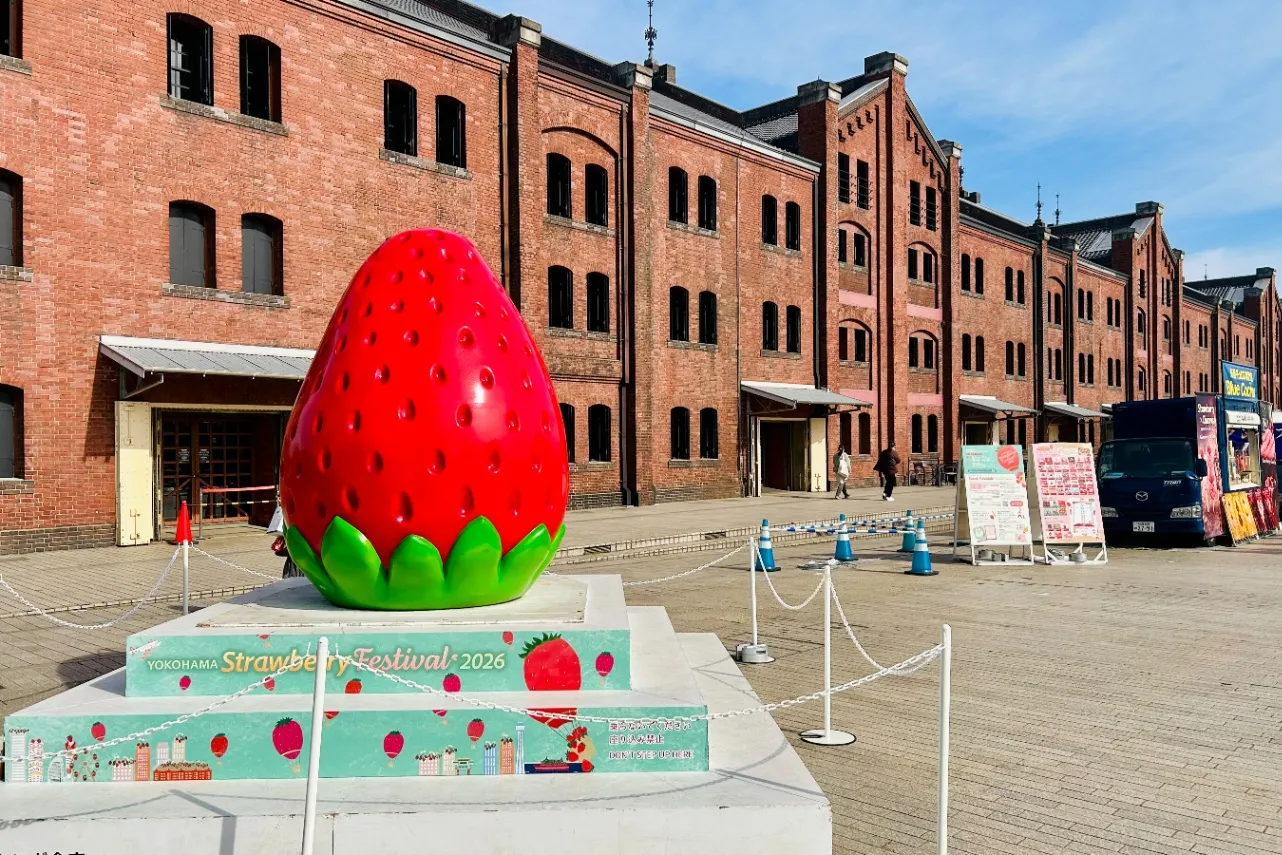 ▲いちごのオブジェと一緒に記念撮影するのもお忘れなく！（撮影：レッツエンジョイ東京編集部）