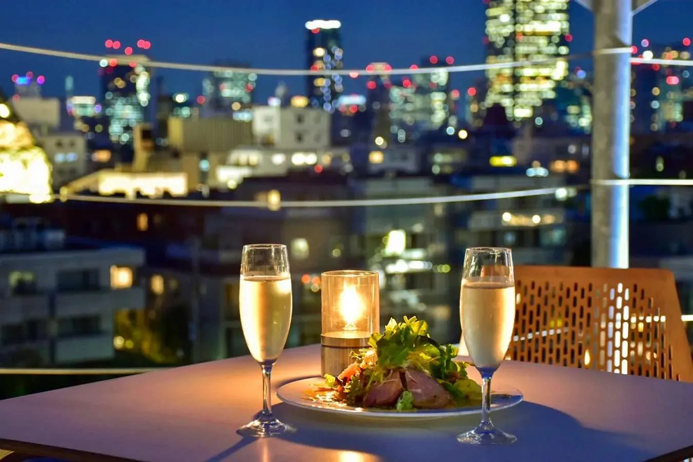 ▲テラス席（夜）