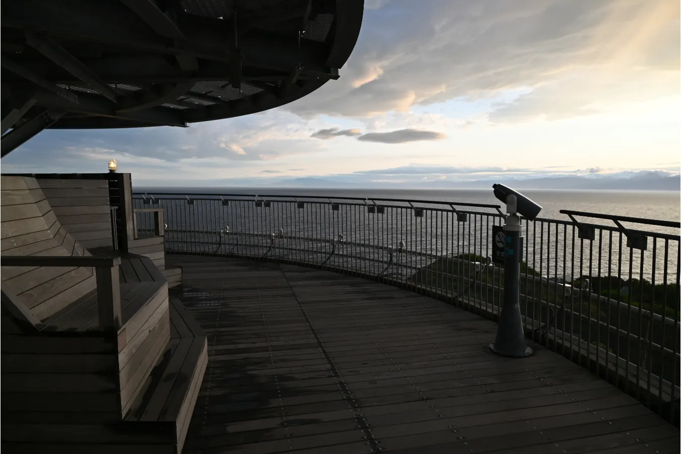 ▲屋外展望台は開放的な空間。360度ぐるりと景色を楽しむことができます