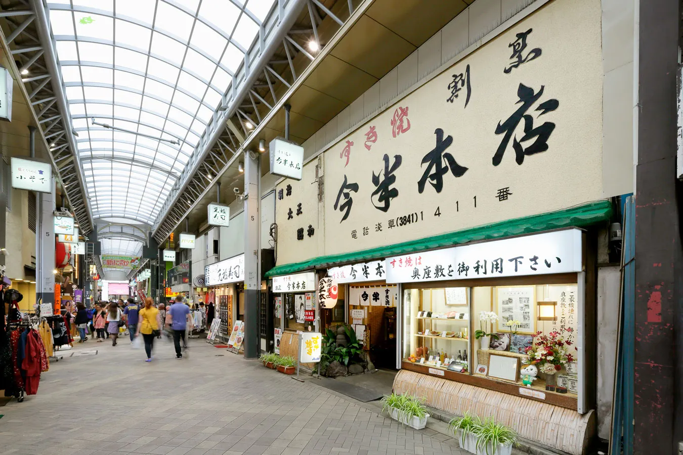▲今半本店外観。現在の建物は戦後まもなくに建てられたもの