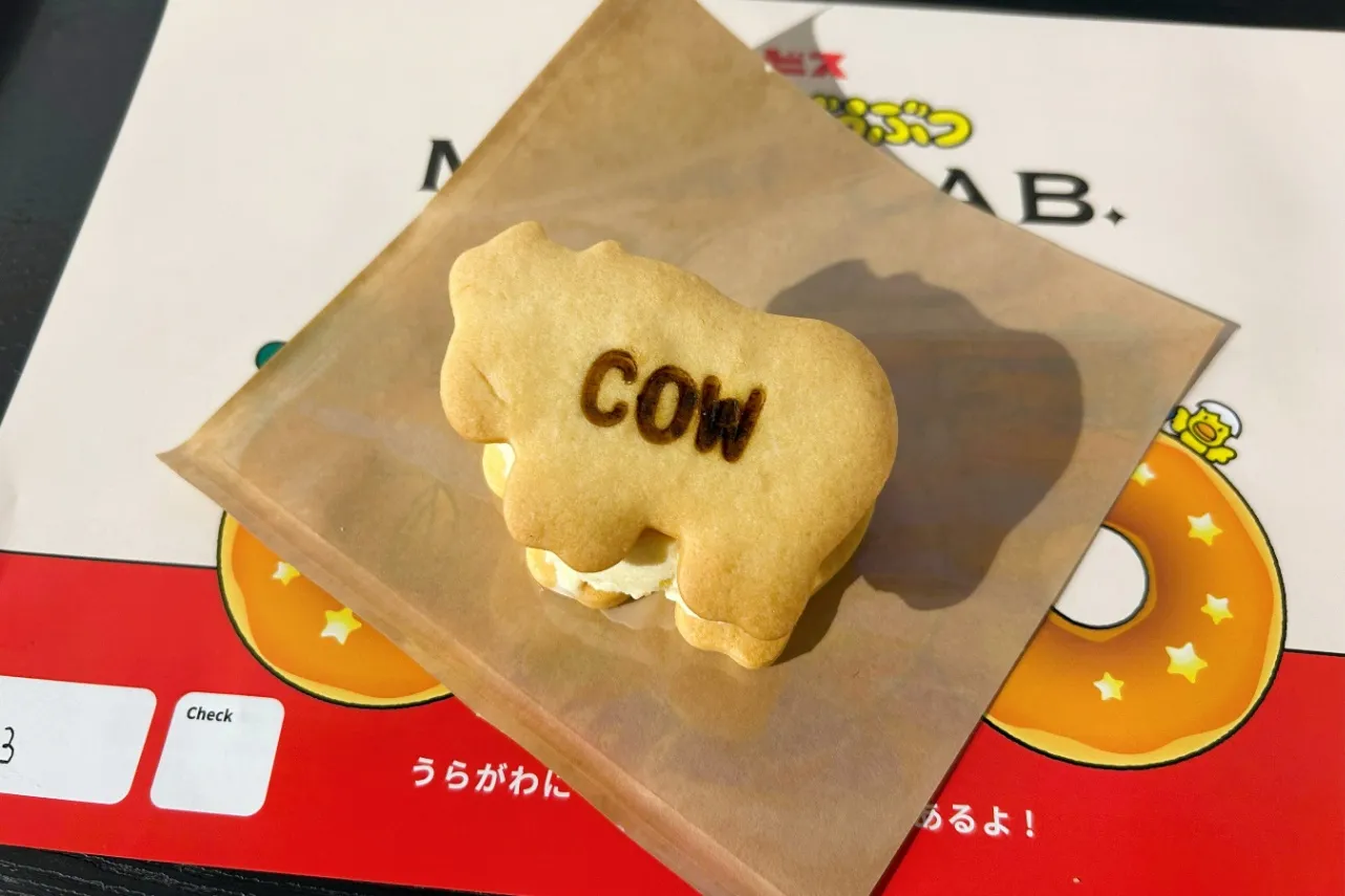 ▲「ぱくっとクラシックバニラアイスサンド（COW）」（撮影：レッツエンジョイ東京編集部）©ギンビス