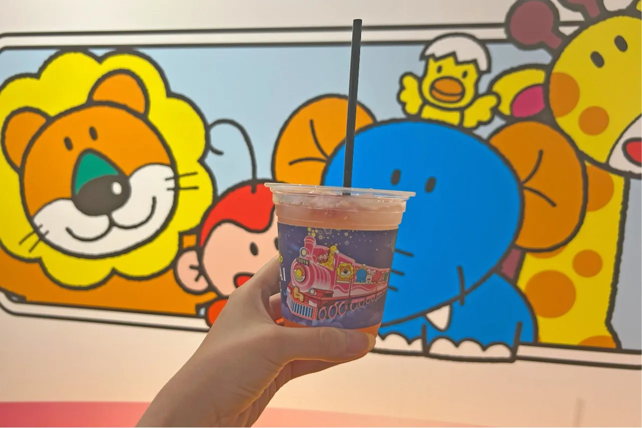 ▲「星のしずくドリンク＜ストロベリー×ピーチ＞」（撮影：レッツエンジョイ東京編集部）©ギンビス