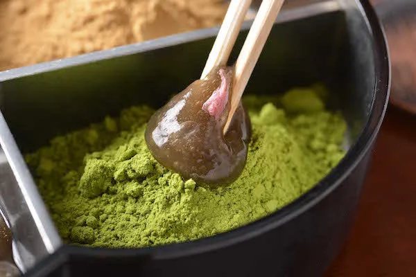 30分以内にご賞味あれ。 ぷるぷる食感の蕨もちに東大構内で出会った