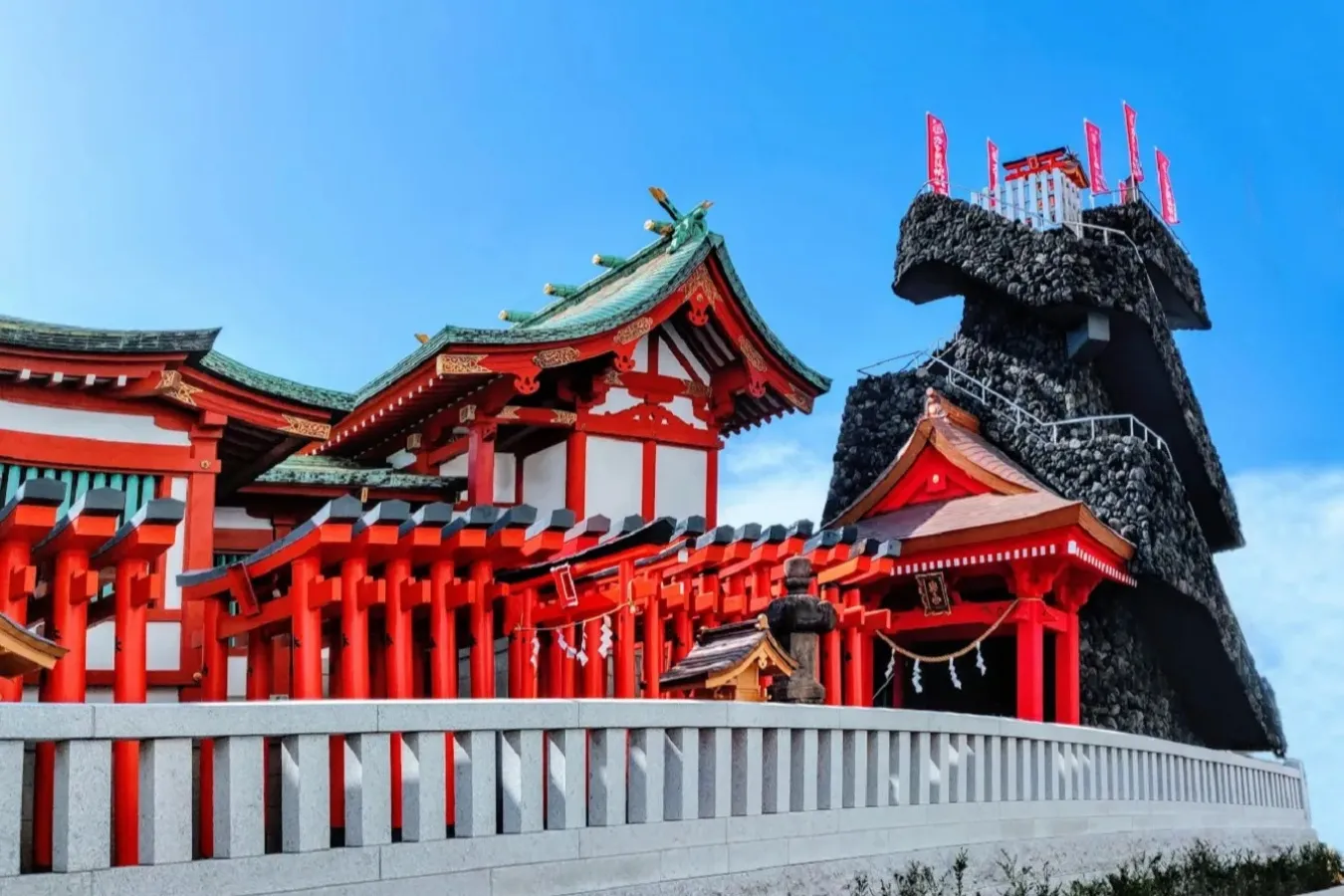 ▲穴守稲荷神社社殿と千本鳥居、稲荷山
