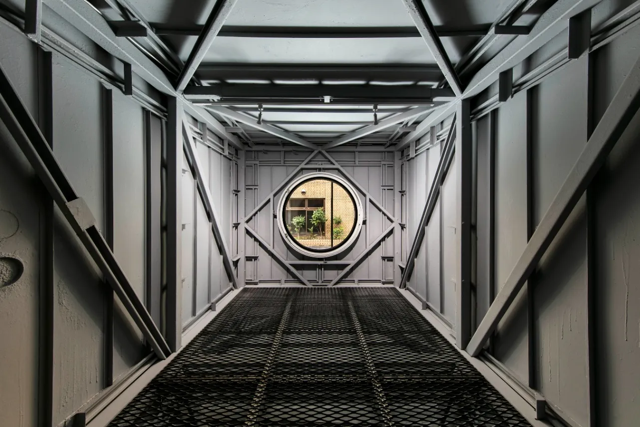 ▲「CAPSULE B - A1006 (SKELETON)」解体したカプセルの姿を残した、スケルトン・カプセル。
撮影：archipicture 遠山 功太