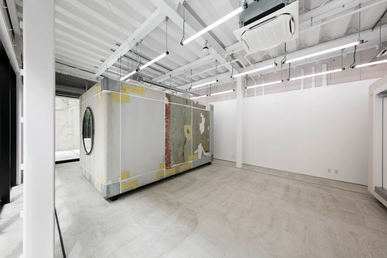 ▲「FREEDOM SPACE」2基のカプセルの間に位置する余白の空間。
撮影：archipicture 遠山 功太