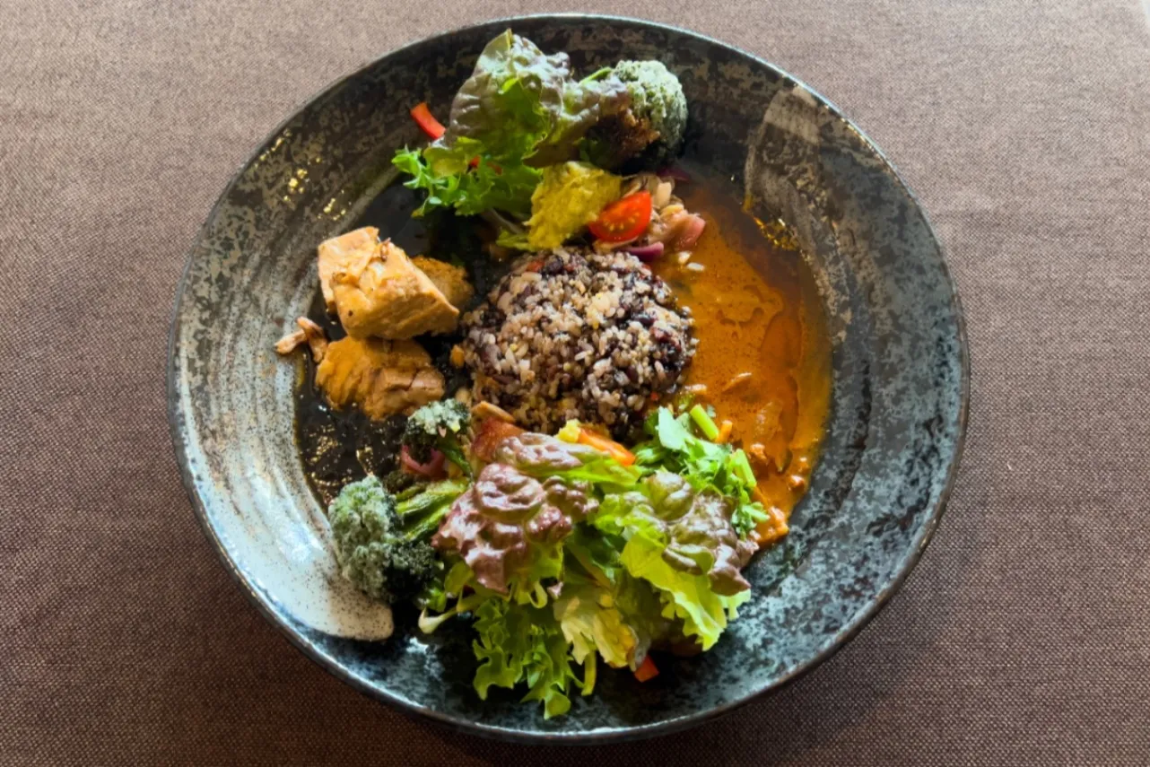 ▲「2種あい盛りカレー（巡るカレー＋黒カレー）」（2,400円、薬飯変更＋220円、ポークトッピング＋380円）