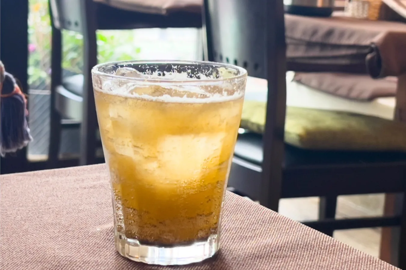 ▲「“飲む美容液”ビューティーハーブティーリキュール」(800円)。美の漢方ハープ5種類に緑茶まで漬け込んだお酒。ソーダ割がオススメ。
