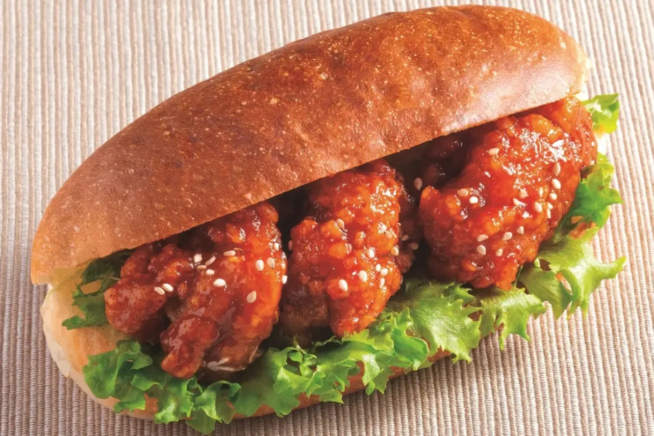 ▲「旨辛ダレがたまらない！ヤンニョムチキンコッペ」（410円）