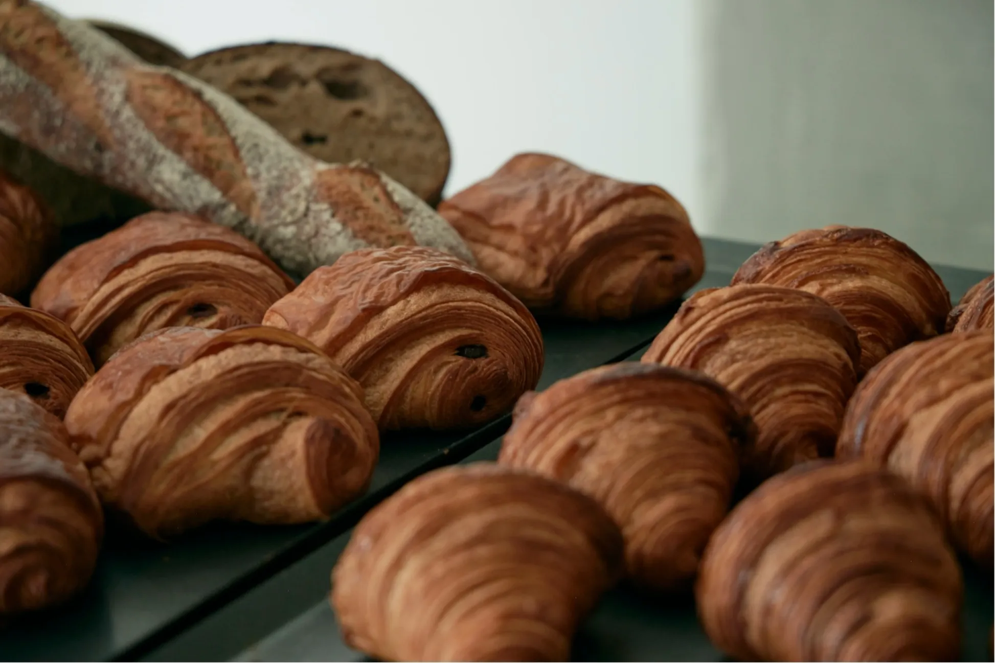“サクもち食感”のクロワッサン専門店「PLAT」駒沢公園に移転オープン