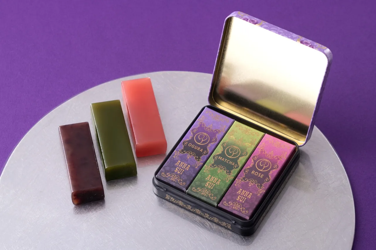 ANNA SUI×鶴屋吉信】缶ケース入り羊羹が登場！オリジナルショッパーも