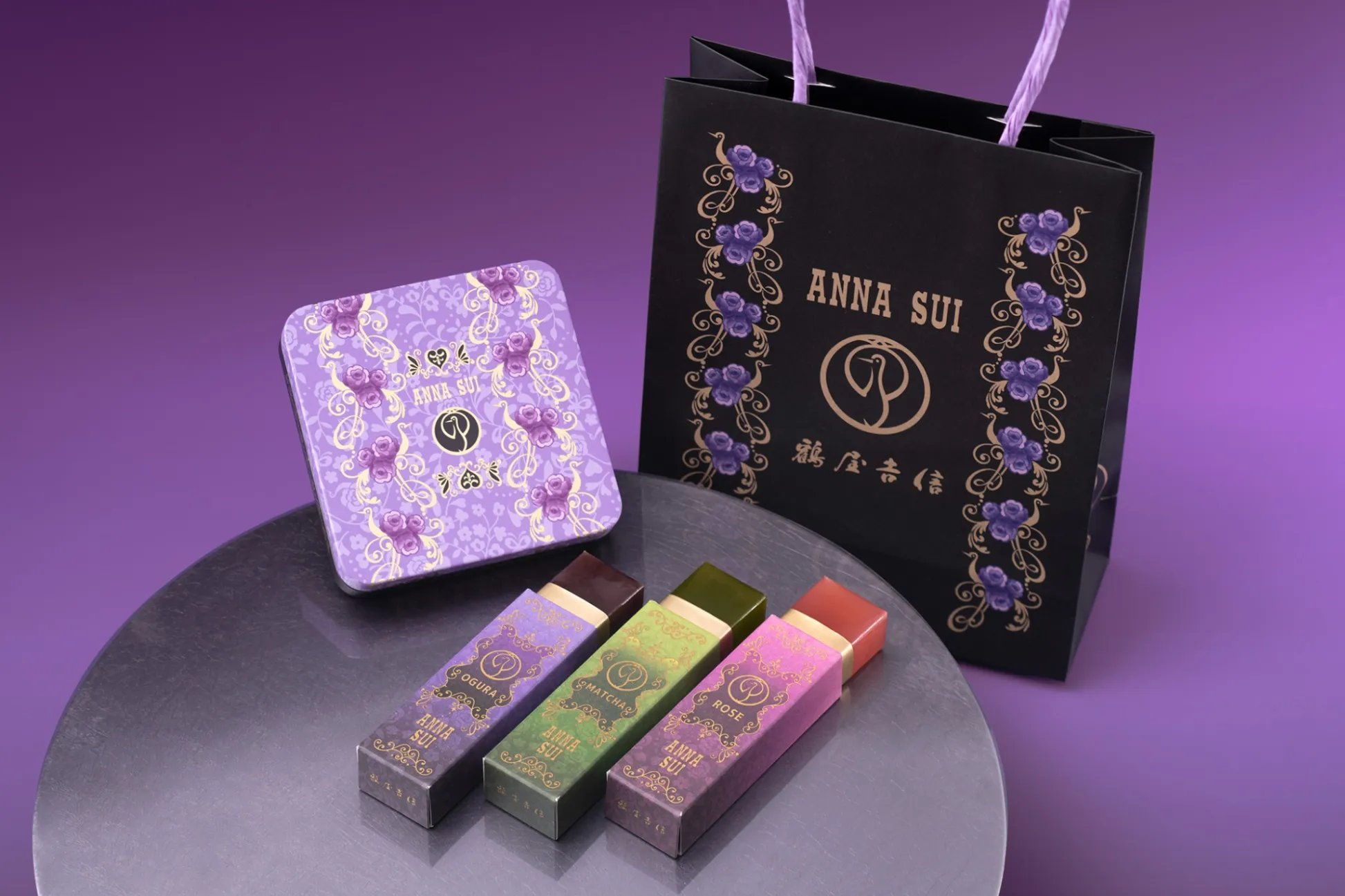 【ANNA SUI×鶴屋吉信】缶ケース入り羊羹が登場！オリジナルショッパーも