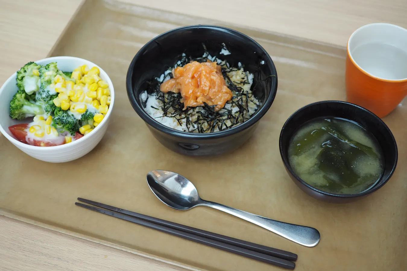 ▲「鮭丼」(中央)にサラダ(左、後述する量り売りのもの)と汁物(右)を追加した