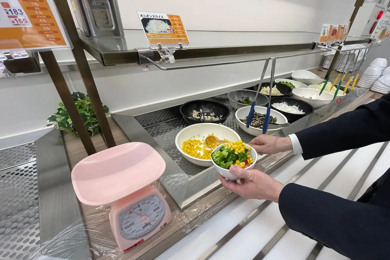 ▲サラダバーは100g183円。事前に量りでグラム数を確認しておくと、レジで驚かずに済む