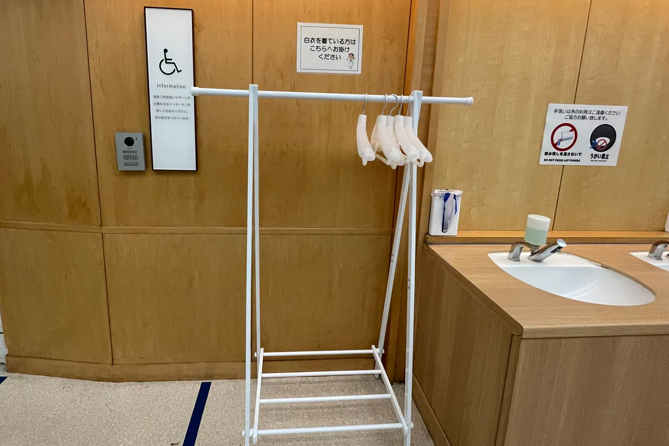 ▲入り口には白衣を掛けるハンガーも