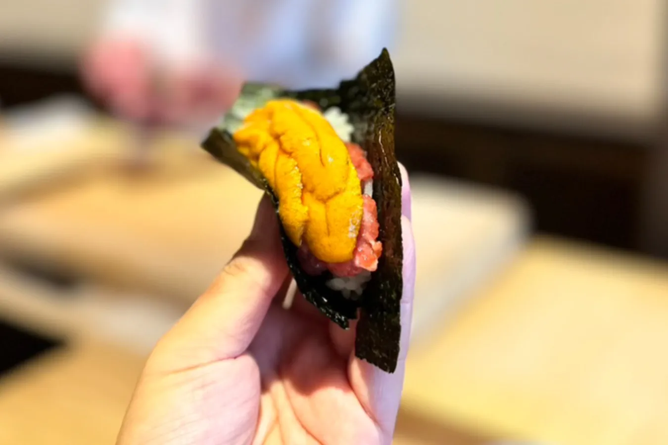 ▲一品目に登場するトロウニの手巻き。見た目も味も破壊力バツグン!