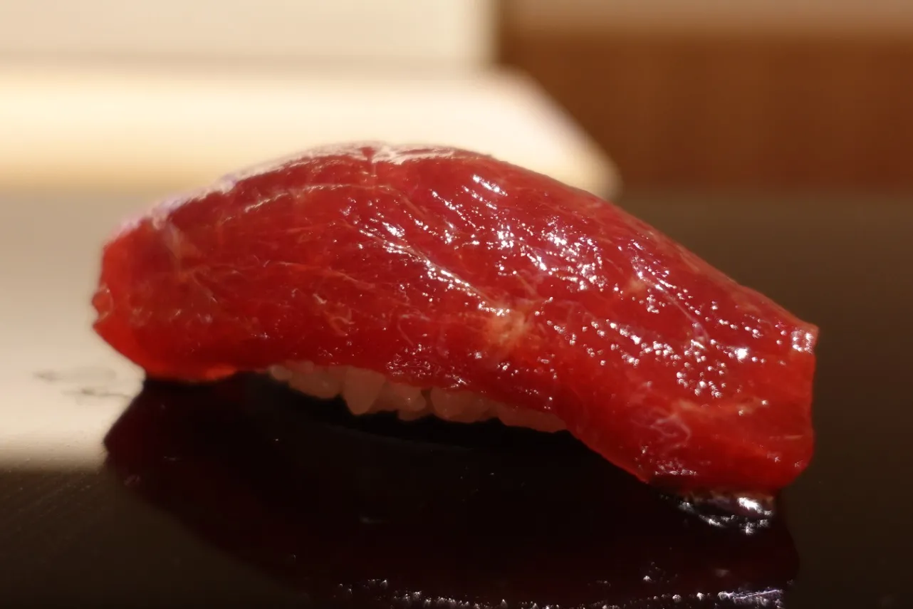 ▲色が濃い赤身も、シャリとの相性はバツグン。