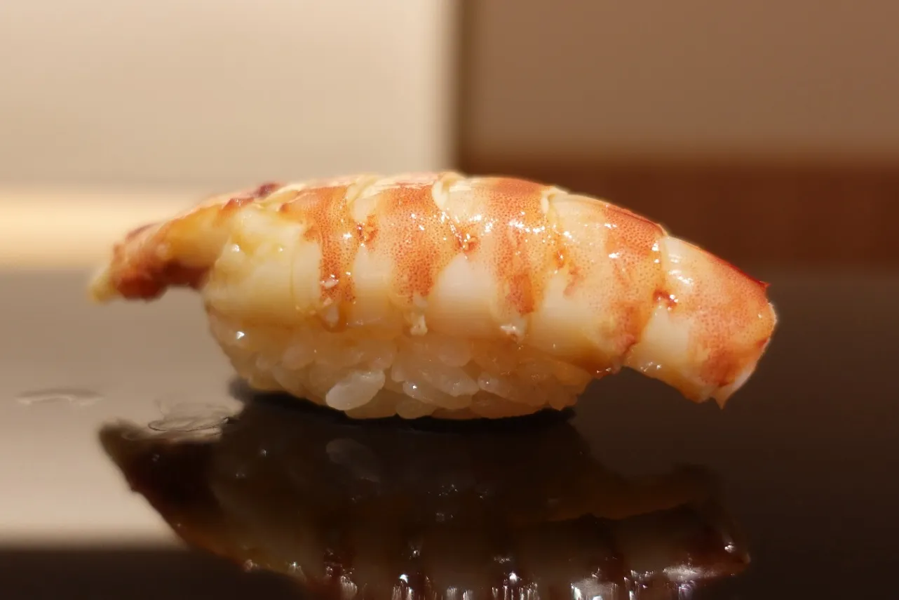 ▲食べやすい大きさに調整した車海老。細かな職人の心遣いを感じる1カン。