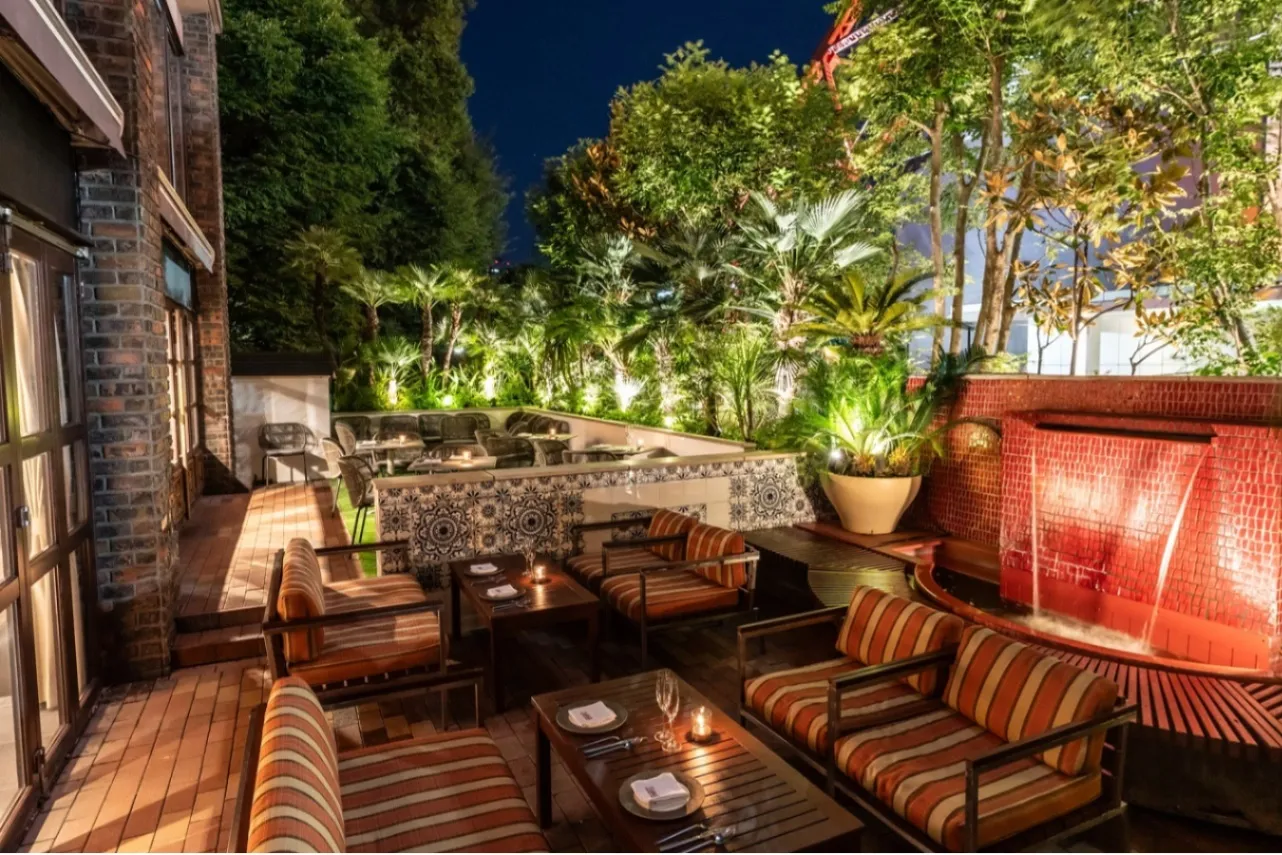 ▲テラス席（夜）