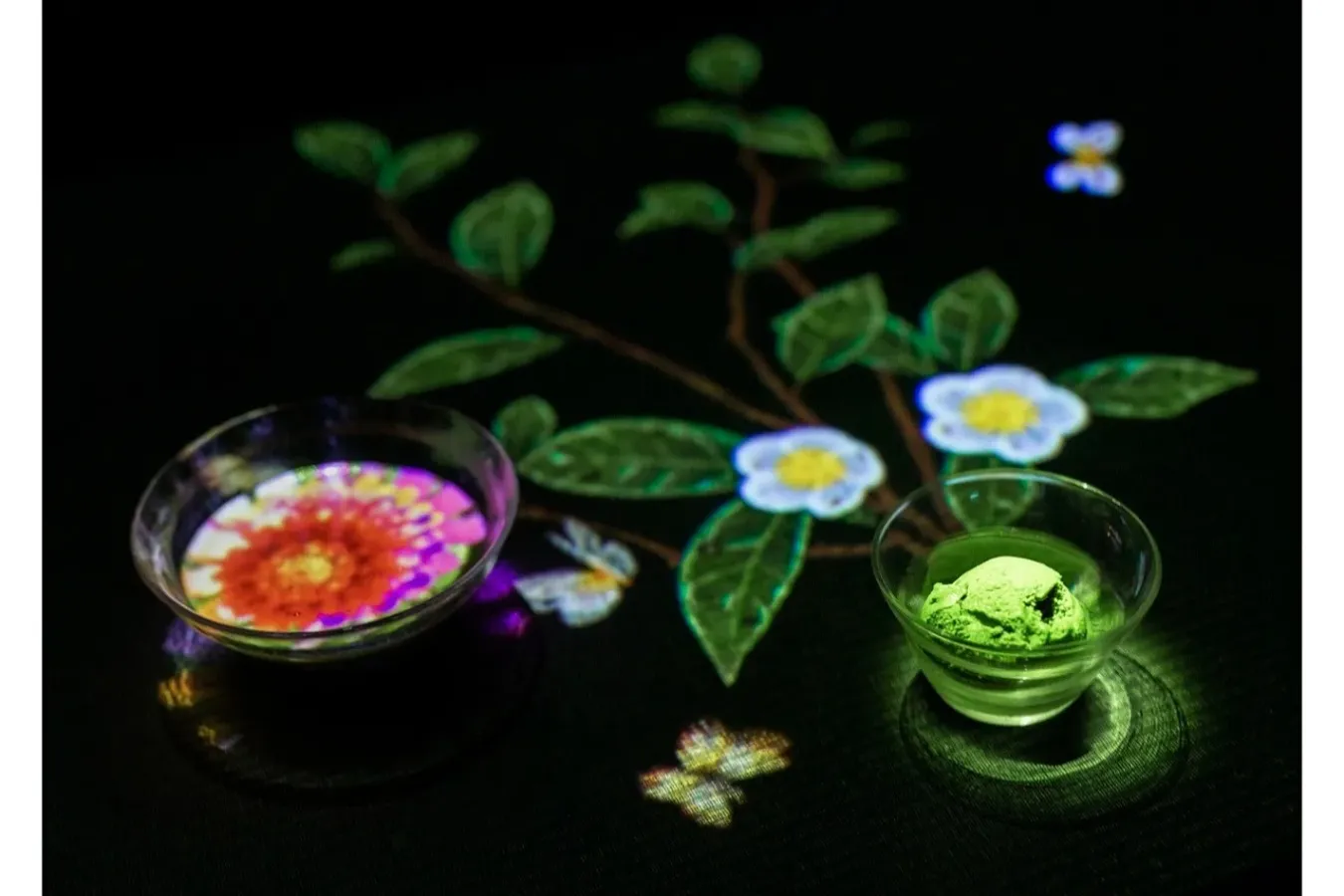 ▲チームラボ《小さきものの中にある無限の宇宙に咲く花々》、《茶の木》(c)チームラボ
